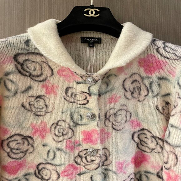 Chanel Beige Camellia Print in Cashmere and Silk - Picture 3 of 6